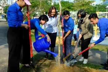 Đoàn trường ĐH quản lý và công nghệ Hải Phòng chung tay trồng cây bảo vệ môi trường