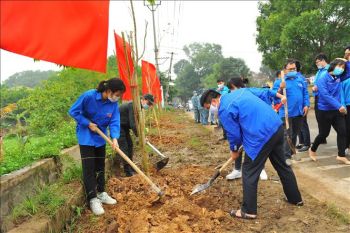 Đoàn thanh niên Công ty xi măng Vicem Hải Phòng tham gia phong trào trồng cây tại địa bàn xã Gia Biên huyện Vĩnh Bảo