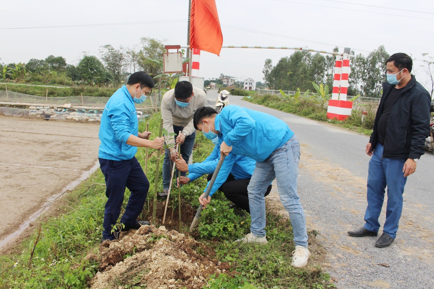 Đoàn thanh niên Khu Kinh tế tham gia chiến dịch chủ nhật xanh