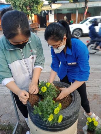 Chăm sóc công trình thanh niên, làm đẹp cảnh quan môi trường