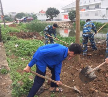 Phường Nam Sơn phối hợp cùng đơn vị bộ đội trồng cây xanh