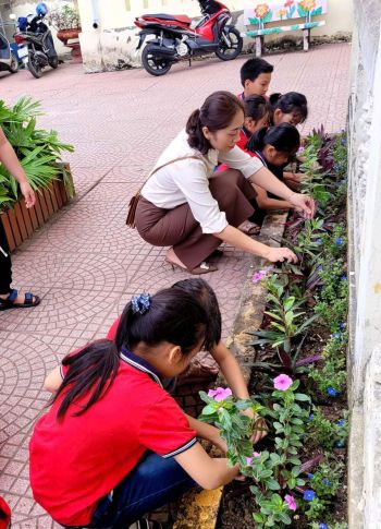 Liên đội trường Tiểu học Cấp Tiến tổ chức hoạt động trồng cây