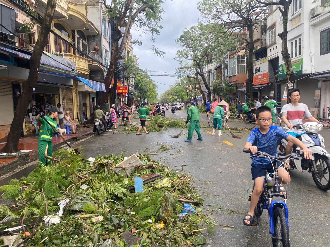 ĐOÀN VIÊN THANH NIÊN, NGƯỜI LAO ĐỘNG TẠI CÁC ĐƠN VỊ TRONG KHỐI TÍCH CỰC RA QUÂN KHẮC PHỤC SAU BÃO TẠI CÁC TUYẾN ĐƯỜNG TRÊN ĐỊA BÀN THÀNH PHỐ