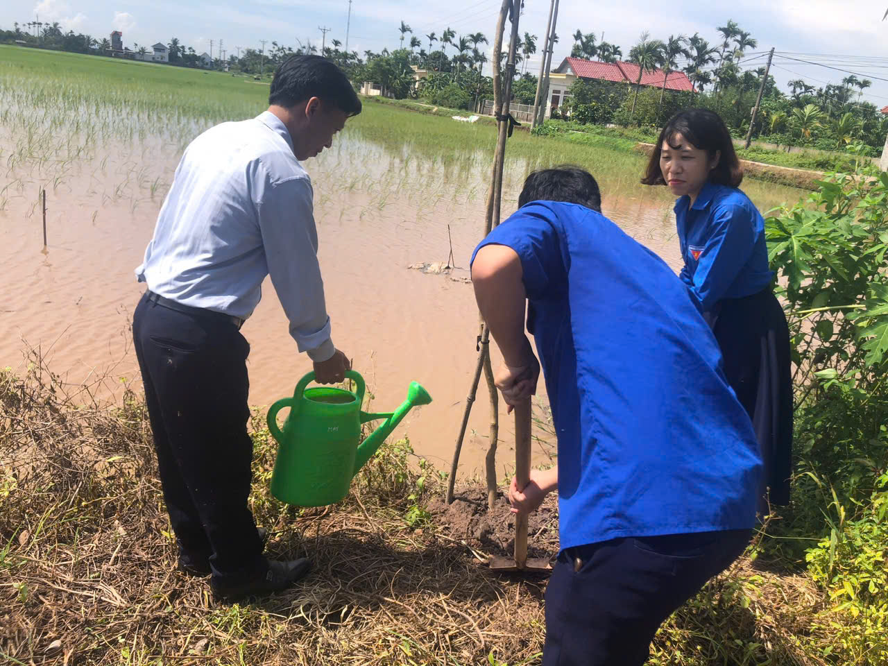 Thanh niên xã Nam Hưng tổ chức hoạt động trồng cây