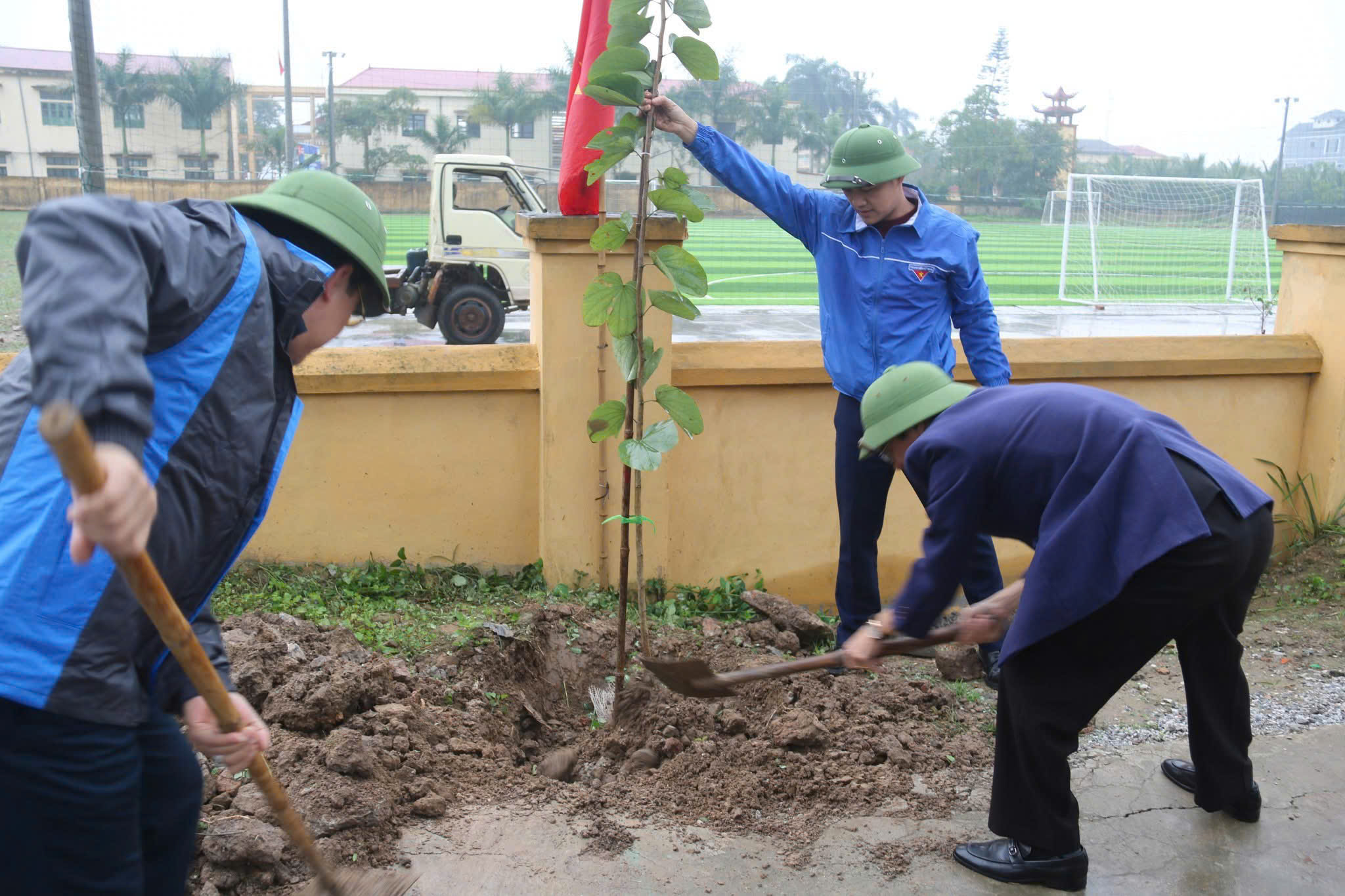 195 CÂY BAN HOÀNG HẬU ĐÃ ĐƯỢC TRỒNG TẠI TUYẾN ĐƯỜNG NÔNG THÔN MỚI KIỂU MẪU XÃ TÂN HƯNG HƯỞNG ỨNG CHƯƠNG TRÌNH VÌ MỘT VIỆT NAM XANH